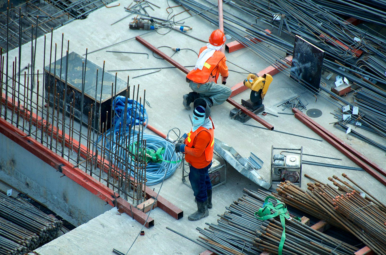 Armadores montando as barras de aço de uma laje antes da concretagem